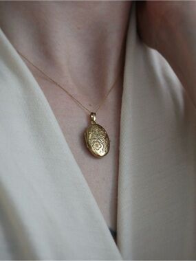 1900's Antique 8k Gold Floral Engraved Locket
